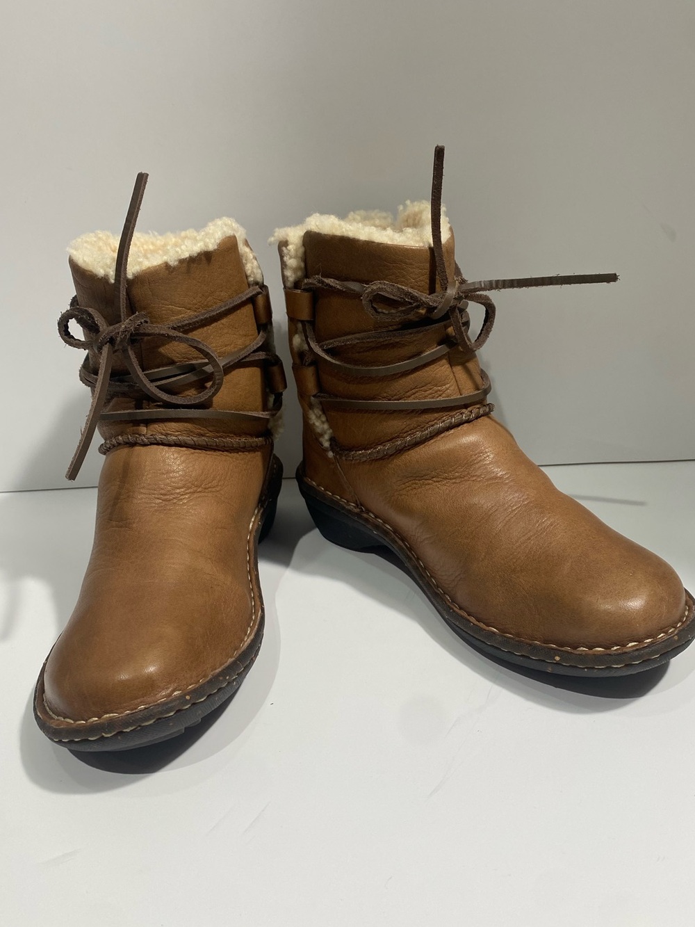 UGG Australia Brown Leather Fleece-Lined Boots SZ 6